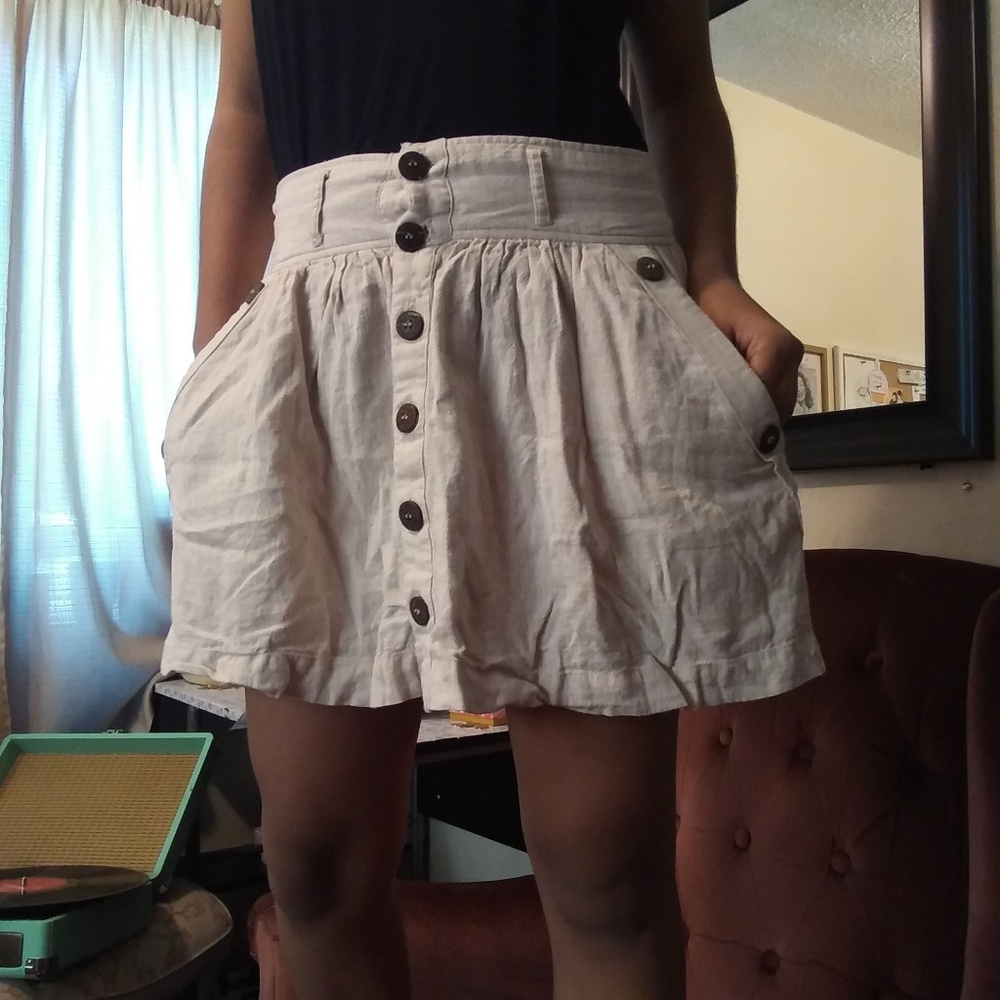Creme color short skirt,